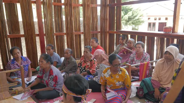 Bawa Kain Tenun Mendunia, Emak-Emak di NTT Dilatih Digital Marketing